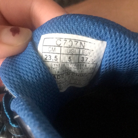 Bundle of ASICS running shoes - Picture 3 of 5